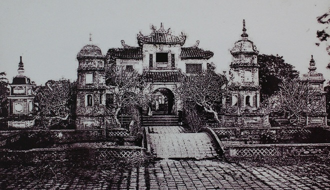 Chùa Báo Ân từng tồn tại bên bờ hồ Hoàn Kiếm. Chùa được xây năm 1842 do Tổng đốc Hà Nội Nguyễn Quang Giai đứng ra quyên góp tiền. Sau khi khánh thành, chùa có quy mô bề thế vào loại bậc nhất Hà thành khi ấy với 36.000 m2 đất, gồm 150 gian, 36 nóc. Năm 1892, chùa bị phá hủy để xây bưu điện và ngân hàng, chỉ còn sót lại tháp Hòa Phong ở sau chùa (trên đường Đinh Tiên Hoàng ngày nay).