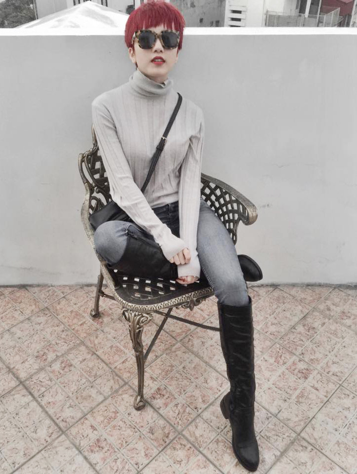 Hai items thời trang gắn liền với nữ ca sĩ sinh năm 1994 là áo thun và boots nhung. Trong ảnh, mái tóc nhuộm màu nâu đỏ hợp phong cách cùng tổng thể màu trung tính. Hai items thời trang gắn liền với nữ ca sĩ sinh năm 1994 là áo thun và boots nhung. Trong ảnh, mái tóc nhuộm màu nâu đỏ hợp phong cách cùng tổng thể màu trung tính.