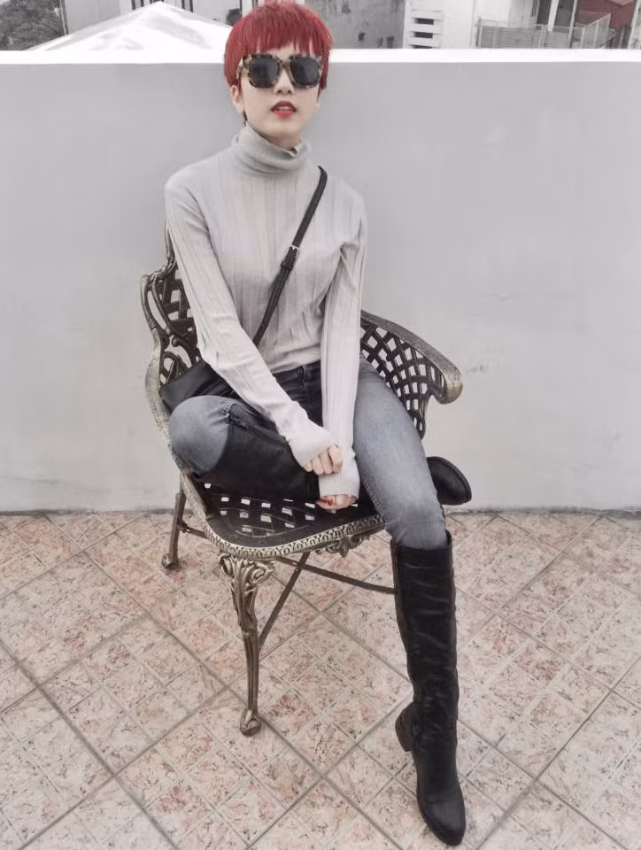 Hai items thời trang gắn liền với nữ ca sĩ sinh năm 1994 là áo thun và boots nhung. Trong ảnh, mái tóc nhuộm màu nâu đỏ hợp phong cách cùng tổng thể màu trung tính.