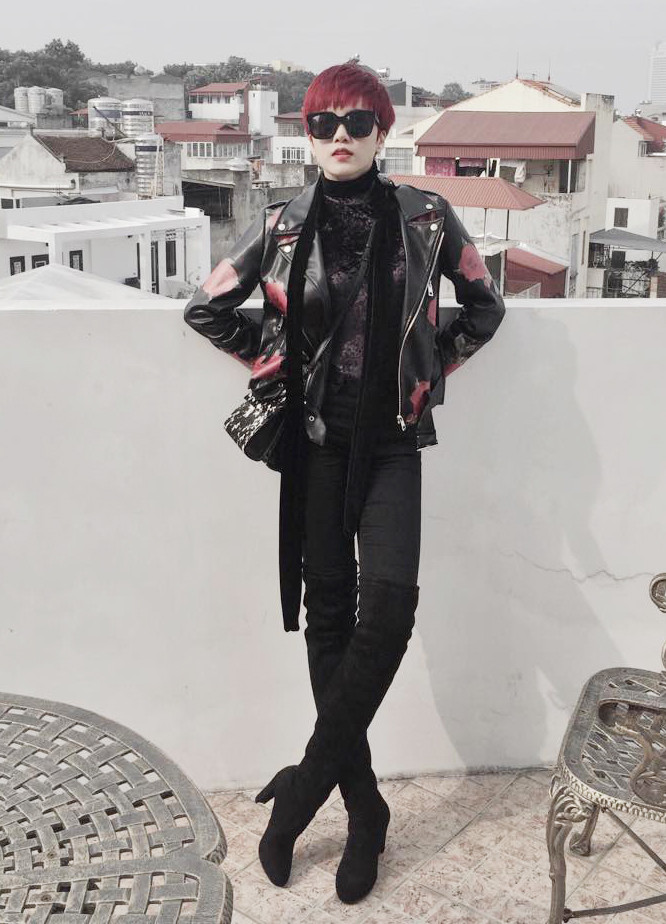 Trang phục "cây đen" giúp nữ ca sĩ nổi bật trong khung hình đời thường. Áo khoác họa tiết hoa hồng ton sur ton. Trang phục "cây đen" giúp nữ ca sĩ nổi bật trong khung hình đời thường. Áo khoác họa tiết hoa hồng ton sur ton.