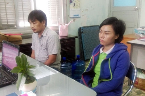 Trần Thị Thanh Ly (phải) và một bị can trong đường dây sản xuất TPCN giả tại cơ quan điều tra.