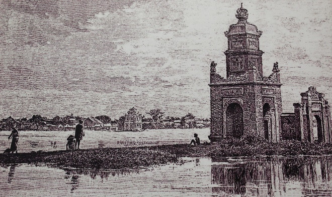 Tháp Hòa Phong vào thế kỷ 19. Tranh khắc dựa trên ảnh tư liệu do bác sĩ Hocquard thực hiện năm 1884. Tháp Hòa Phong cao 3 tầng. Tầng 1 có 4 vòm cửa, gọi là tứ môn tháp, tầng 2 có 4 góc xây trụ vuông đặt tượng 4 con nghê hướng về phía Đông, tầng 3 ghi Hòa Phong tháp.