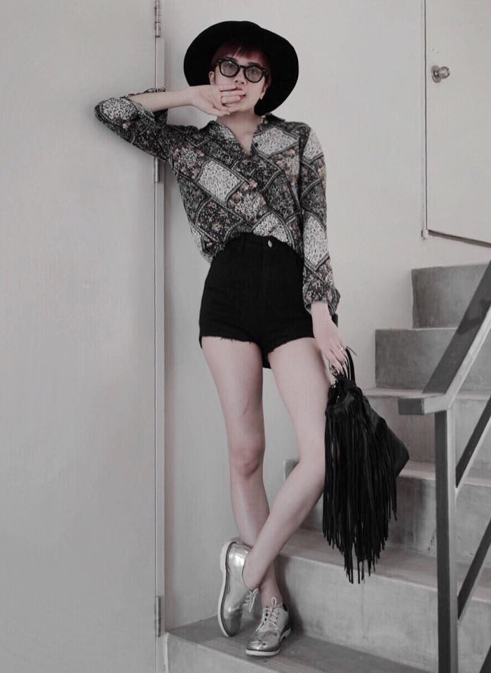 Trở về Sài Gòn với không khí nóng bức, Thiều Bảo Trâm đổi phong cách với những bộ cánh phóng khoáng, mát mẻ. Trong ảnh, bạn gái tin đồn của Sơn Tùng MT-P diện áo sơ-mi họa tiết trầm, quần ngắn, cùng các items hợp mốt như giày bata ánh kim và túi tua rua. Trở về Sài Gòn với không khí nóng bức, Thiều Bảo Trâm đổi phong cách với những bộ cánh phóng khoáng, mát mẻ. Trong ảnh, bạn gái tin đồn của Sơn Tùng MT-P diện áo sơ-mi họa tiết trầm, quần ngắn, cùng các items hợp mốt như giày bata ánh kim và túi tua rua.