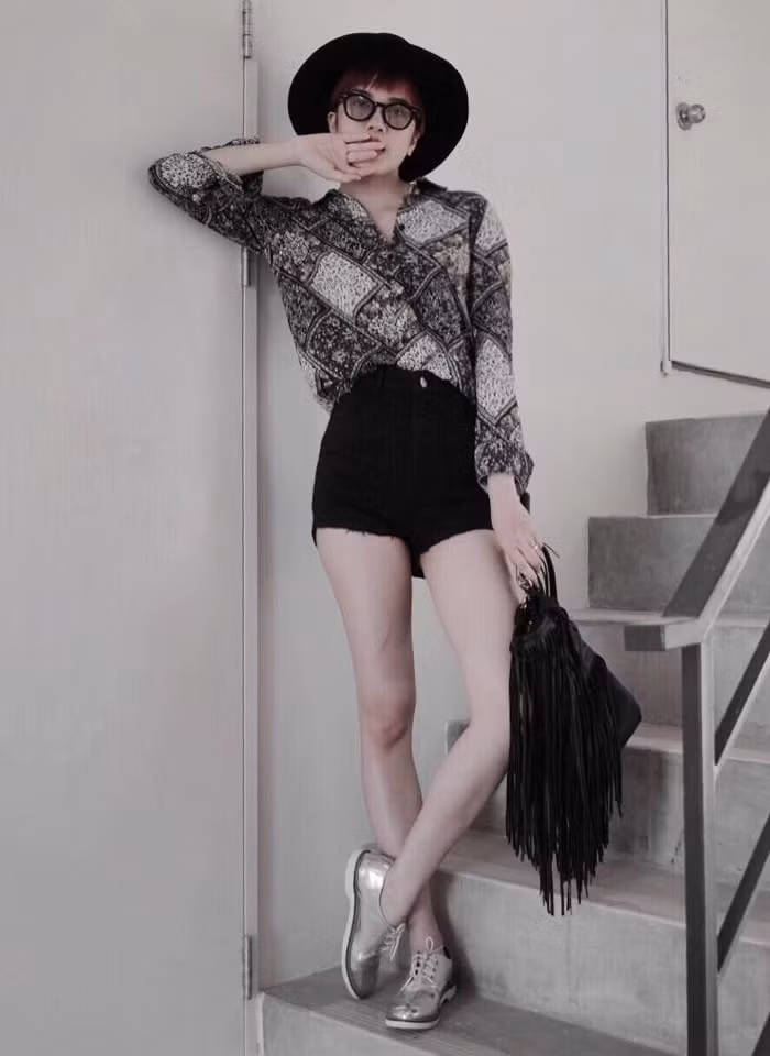 Trở về Sài Gòn với không khí nóng bức, Thiều Bảo Trâm đổi phong cách với những bộ cánh phóng khoáng, mát mẻ. Trong ảnh, bạn gái tin đồn của Sơn Tùng MT-P diện áo sơ-mi họa tiết trầm, quần ngắn, cùng các items hợp mốt như giày bata ánh kim và túi tua rua.