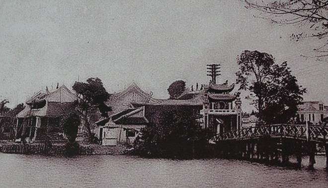 Cầu Thê Húc dẫn đến đền Ngọc Sơn qua cổng Đắc Nguyệt Lâu (lầu được trăng) nằm chếch dưới những tán đa cổ thụ um tùm. Đây là những địa điểm thu hút nhiều người vào các ngày cuối tuần, lễ Tết.