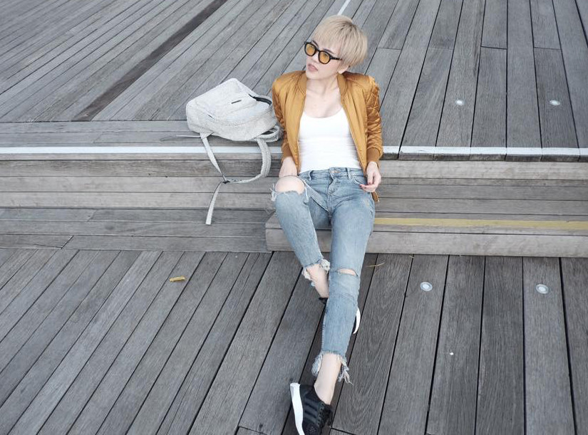 Nữ ca sĩ khỏe khoắn trong bộ cánh jeans rách gấu, áo thun trắng, jacket ánh kim. Mái tóc màu bạch kim phá cách. Nữ ca sĩ khỏe khoắn trong bộ cánh jeans rách gấu, áo thun trắng, jacket ánh kim. Mái tóc màu bạch kim phá cách.