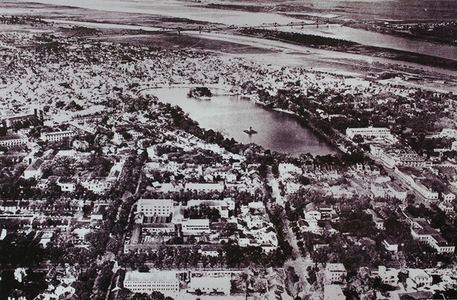 Bảo tàng Hà Nội đang dành một góc nhỏ tập hợp những bức ảnh có chủ đề Hà Nội xưa, nổi bật là một phần không gian hồ Gươm đầu thế kỷ 20. Đây là hình ảnh toàn cảnh trung tâm Hà Nội nhìn từ trên cao, thấy rõ đền Ngọc Sơn và tháp Rùa.