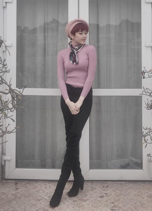 Trong những ngày du lịch ở Hà Nội cuối năm, Thiều Bảo Trâm thường diện áo len tay dài, đi kèm quần jeans tối màu, boots cao quá gối hiện đại. Trong những ngày du lịch ở Hà Nội cuối năm, Thiều Bảo Trâm thường diện áo len tay dài, đi kèm quần jeans tối màu, boots cao quá gối hiện đại.