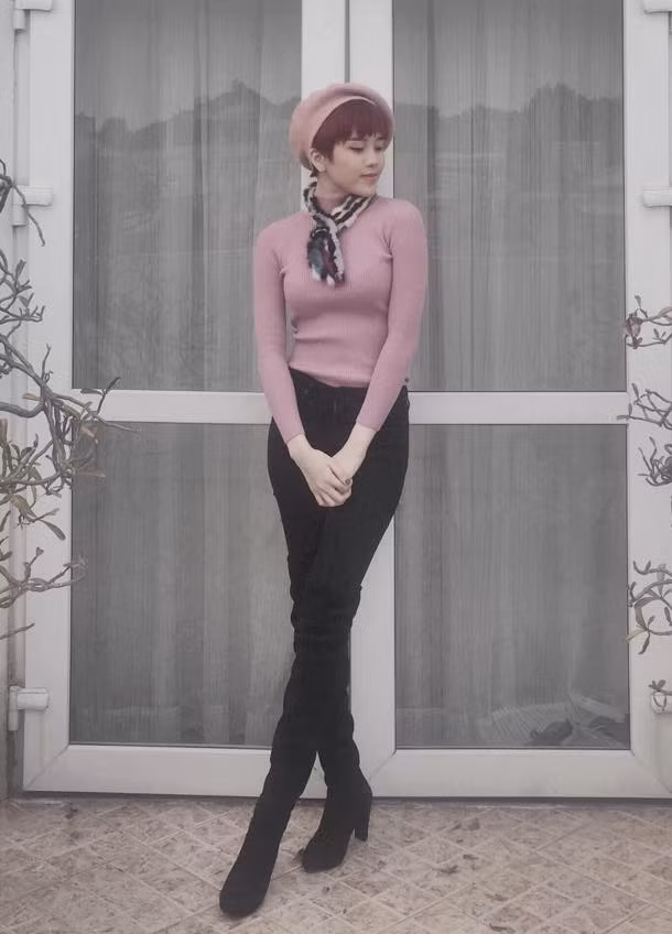 Trong những ngày du lịch ở Hà Nội cuối năm, Thiều Bảo Trâm thường diện áo len tay dài, đi kèm quần jeans tối màu, boots cao quá gối hiện đại.