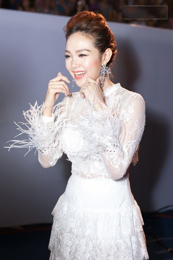 Minh Hằng xinh đẹp lộng lẫy, đọ sắc cùng Phạm Hương