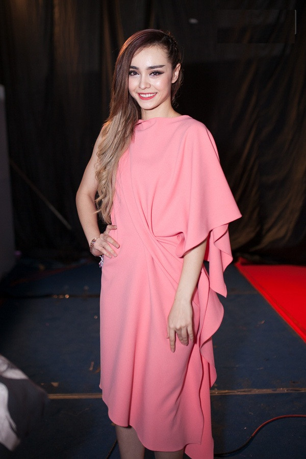 Minh Hằng xinh đẹp lộng lẫy, đọ sắc cùng Phạm Hương