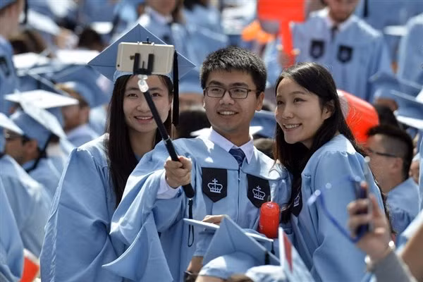 Du học sinh Trung Quốc tốt nghiệp tại Mỹ.