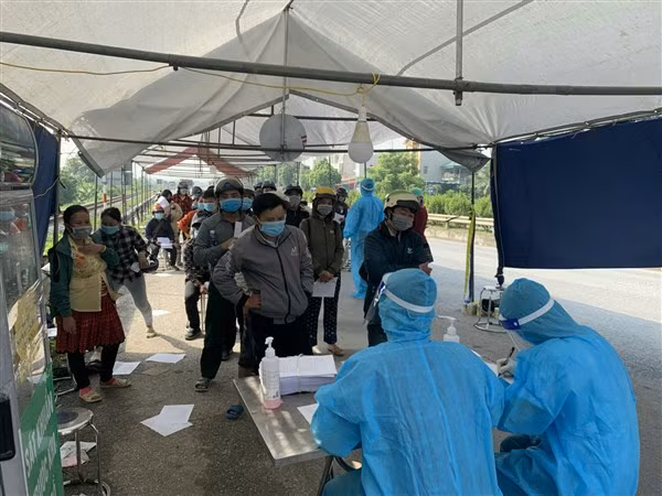 Lực lượng chức năng hỗ trợ người dân trên đường về quê.