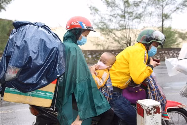 Anh Nguyễn Trọng Thuận cùng vợ và con gái nghỉ ngơi sau cả hành trình dài di chuyển.