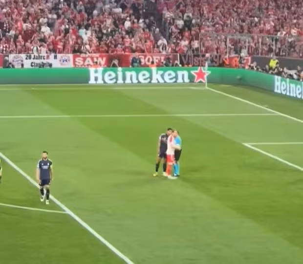 Trọng tài phải đẩy Bellingham ra khỏi Kane ở khu vực đá phạt đền.