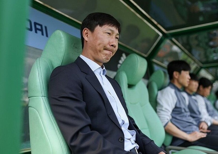 HLV Kim Sang-sik được cho là sẽ trở thành tân thuyền trưởng tuyển Việt Nam. HLV Kim Sang-sik được cho là sẽ trở thành tân thuyền trưởng tuyển Việt Nam.