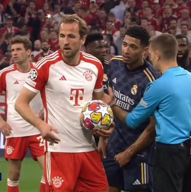 Jude Bellingham dường như muốn ‘phá’ Harry Kane đá 11m.