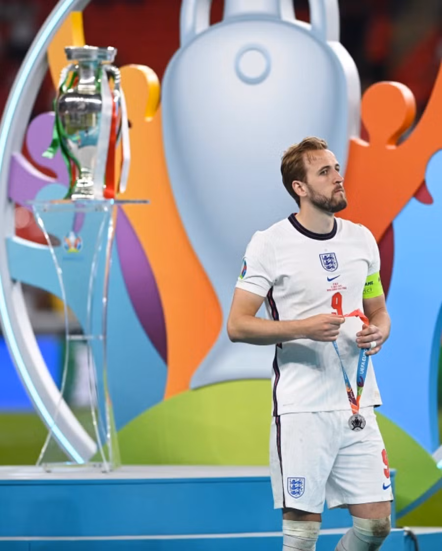 Harry Kane thờ ơ với tấm huy chương bạc.