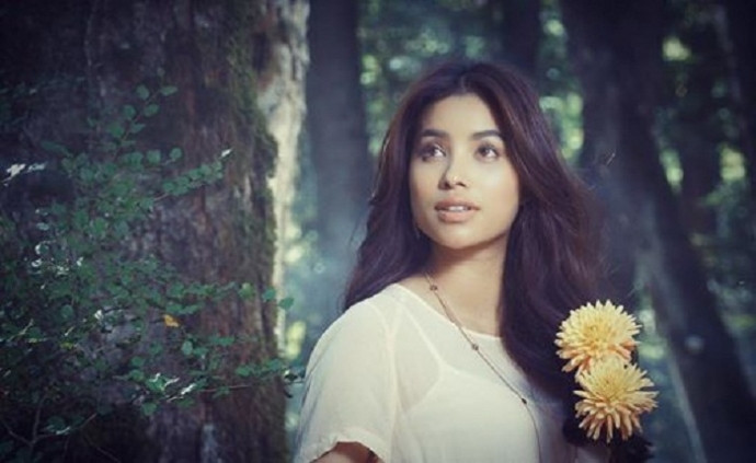 Phạm Hương chia sẻ hình ảnh đẹp mong manh như tiên nữ khi chụp trong rừng. Cô viết: "Hạnh phúc là khi người ta ngước nhìn bầu trời xanh mà không còn muốn ước thêm một điều nào nữa". 12321273_1071308002889364_6075828745043376020_n