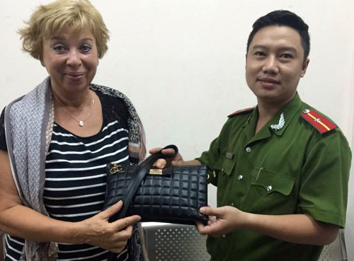 Nữ du khách nhận lại tài sản bị mất. Ảnh: Quốc Thắng. dac-nhiem-dap-nga-ke-cuop-tui-xach-cua-nu-du-khach-2