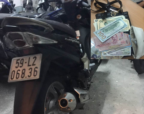 Xe và tang vật của 2 tên cướp. Ảnh: Quốc Thắng. dac-nhiem-dap-nga-ke-cuop-tui-xach-cua-nu-du-khach-1