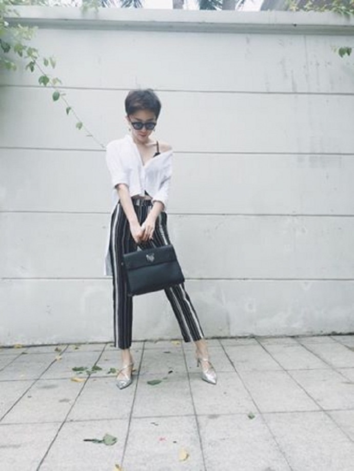 Giọng ca của "Ngày mai" vừa khiến khán giả trầm trồ bởi phong cách thời trang dạo phố cực chất. Style của Tóc Tiên luôn rất thoải mái nhưng cũng rất sexy. 1032525016_n