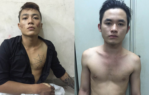 Hai tên cướp tại cơ quan công an. Ảnh: Quốc Thắng dac-nhiem-dap-nga-ke-cuop-tui-xach-cua-nu-du-khach