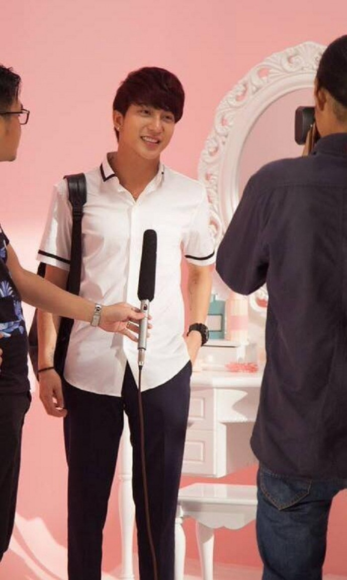 Khoác lên người bộ đồng phục trung học, Bê Trần trông khỏe khoắn và năng động không kém một nam sinh. 12804857_10204643046154986_3643020188230668_n