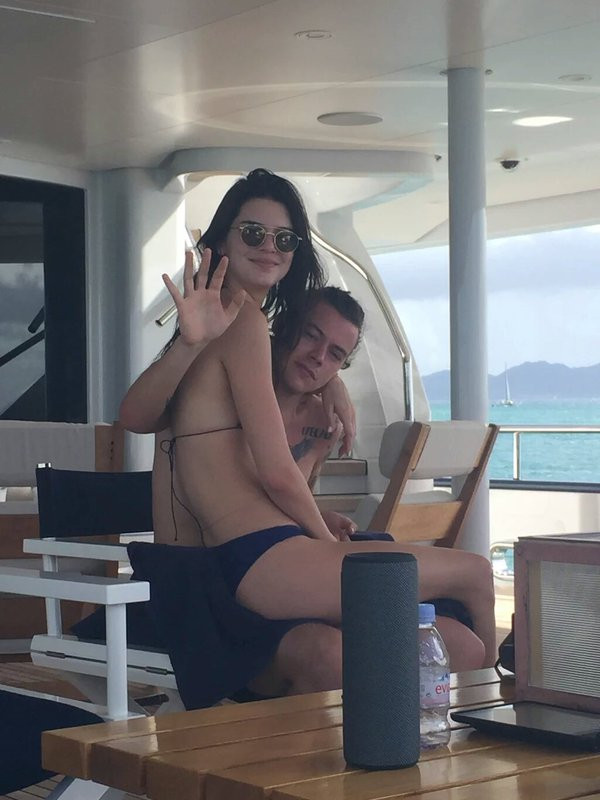 Harry Styles - Kendall Jenner bị hack loạt ảnh hẹn hò riêng tư