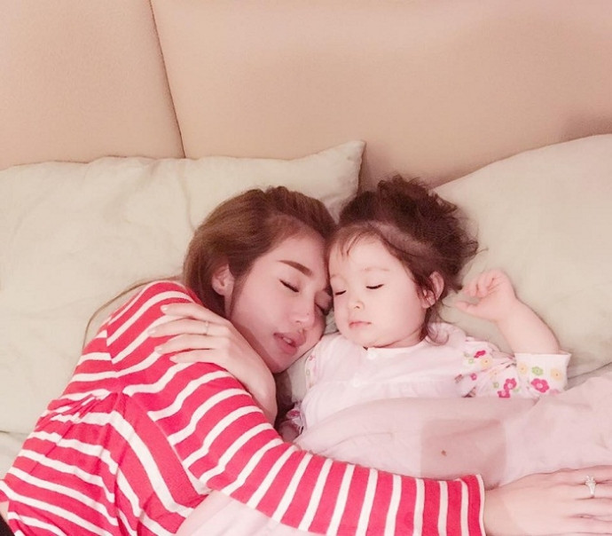 Elly Trần và con gái Candy Mộc Trà luôn khiến các fan phát cuồng bởi vẻ đẹp trong sáng và đáng yêu, ngay cả trong lúc ngủ. 2012_10206087213006420_3403898258514774751_n