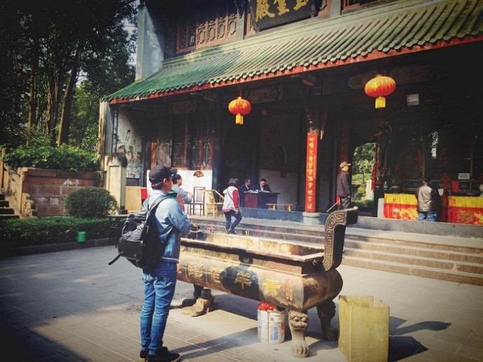 Gần đây, Hồ Quang Hiếu rất có duyên với của chùa khi anh hay bị bắt gặp đi lễ chùa và quay MV cũng tại chùa. Hồ Quang Hiếu trải lòng: "Nếu gột rửa hết những gì xót xa, chúng ta sẽ đi đâu trong những buổi chiều tà?". 7058257240050742130_n