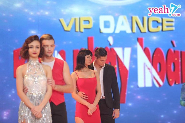 Hồng Quế tỏ thái độ không vui khi Khả Ngân dẫn đầu, Diệu Nhi bị loại ảnh 1 Hồng Quế tỏ ra không vui khi nghe công bố kết quả.
