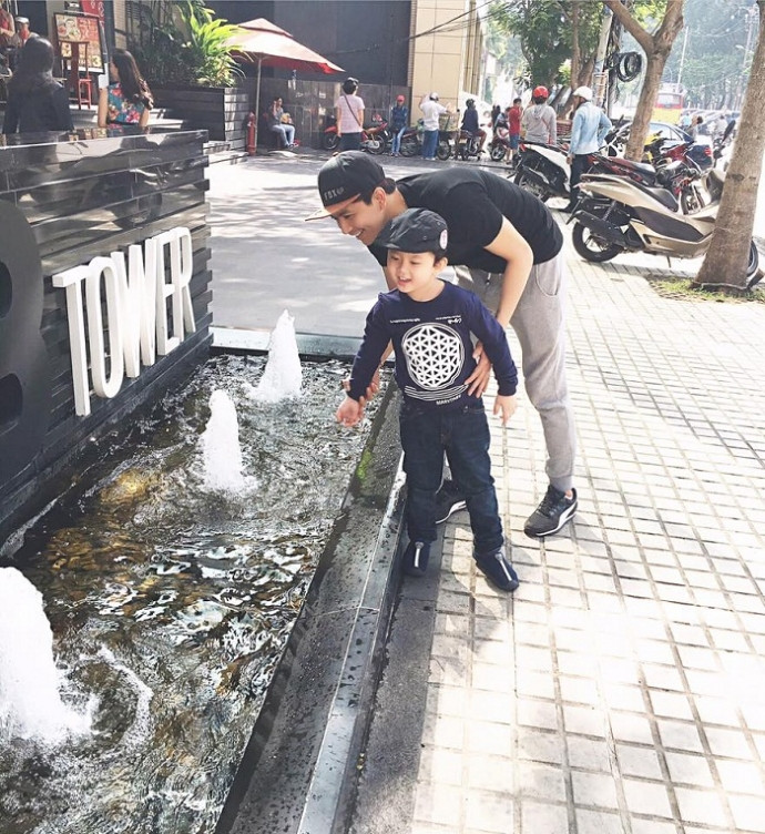 Trên trang cá nhân, Trương Quỳnh Anh đăng tải những hình ảnh cả gia đình cô cùng nhau đi chơi phố. Không ít người nhận xét, con trai Sushi của Tim và Trương Quỳnh Anh càng lớn càng giống mẹ. 860314271134_n