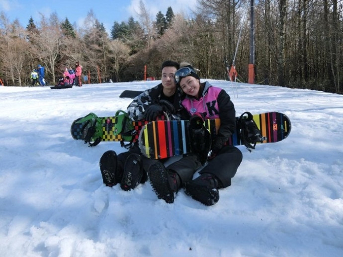 Văn Mai Hương đang có chuyến du lịch tại Nhật Bản để nghỉ ngơi và xả stress. Chia sẻ trên trang cá nhân, cô hào hứng: "Kết thúc buổi trượt vui thôi rồi. Ngã nhiều, tạo dáng cũng nhiều". 479097530919534860_n