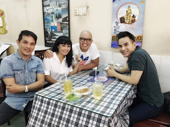 Ca sĩ Phương Thanh vừa khoe cô được đạo diễn Vũ Ngọc Đãng ủng hộ một CD. Phương Thanh viết: "Bác Đãng đã mở hàng album Dân ca - Bolero. Một CD giá 1 triệu. Tuổi Dần mở hàng là chỉ có lung linh là lên luôn". 8580032266930955370_n