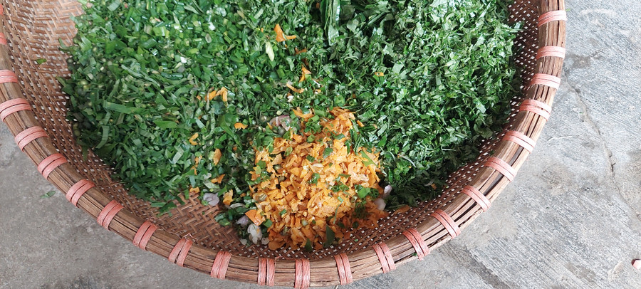 Đủ gia vị mới thành món. Ảnh: Quốc Bình.