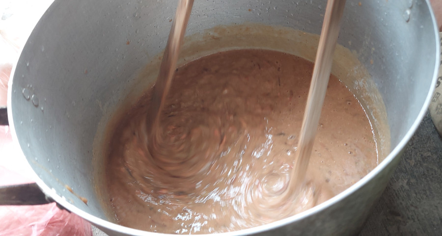 Sau khi cho muối, đánh nhuyễn. Ảnh: Quốc Bình.