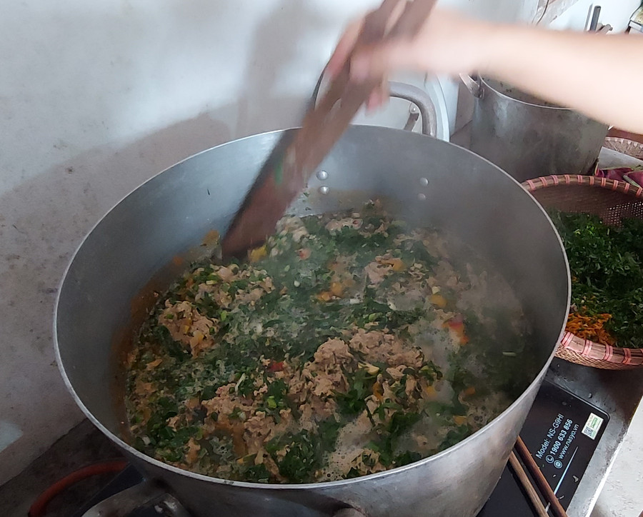Nồi rươi bung bổ dưỡng, ngon miệng. Ảnh: Quốc Bình.