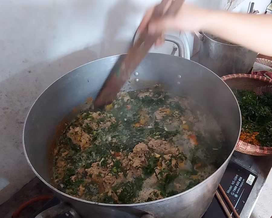 Nồi rươi bung bổ dưỡng, ngon miệng. Ảnh: Quốc Bình.