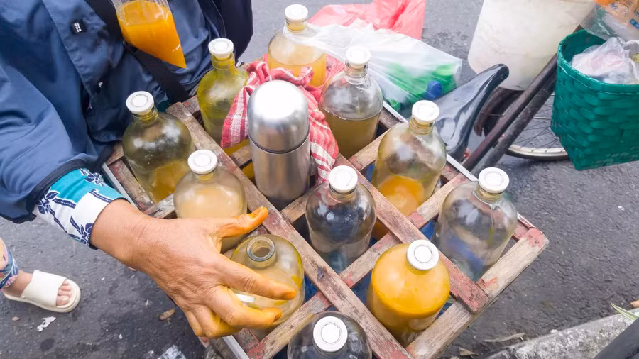 Ở 'thánh địa jamu' – Java, đâu đâu cũng có người bán jamu dạo. Ảnh: Ahmad Darmansyah, Getty Images