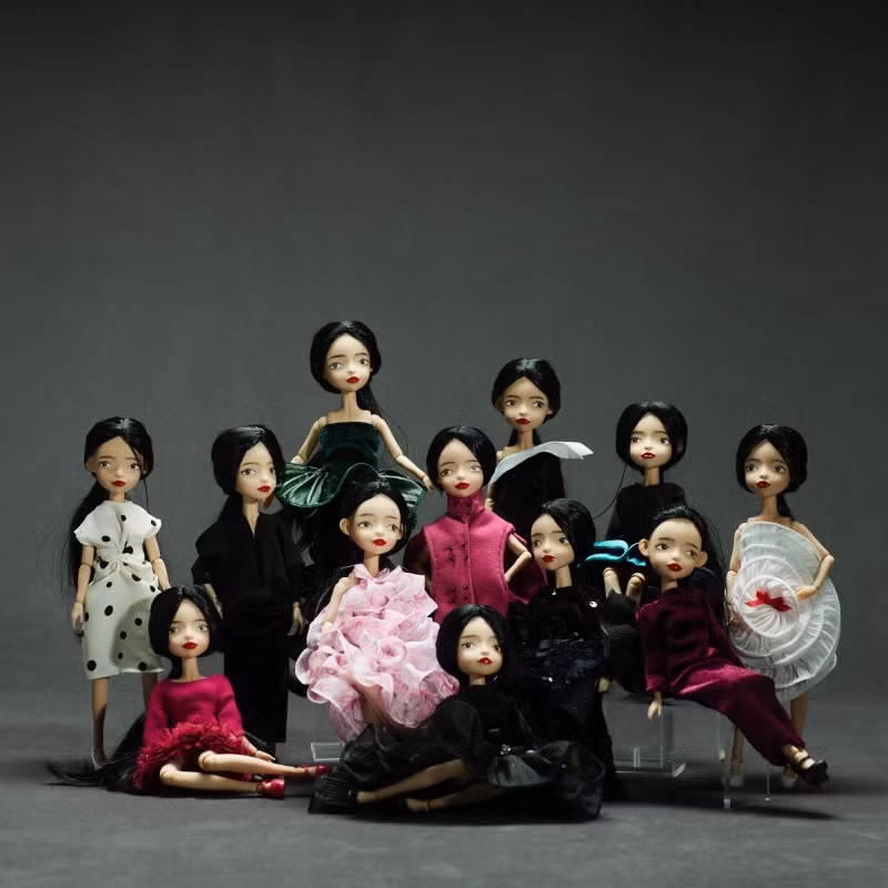 Lau hợp tác với Bảo tàng văn hóa thị giác M+ ở Hồng Kông, nơi cô đã tạo ra 12 con búp bê. Ảnh: Ninh Lau