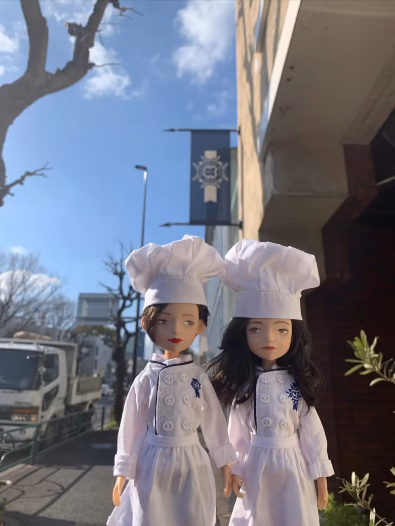 Lấy cảm hứng từ thời gian học tại Le Cordon Bleu ở Paris cùng chị gái, Lau đã tạo ra 2 búp bê mặc đồng phục của trường dạy nấu ăn. Ảnh: Ninh Lau