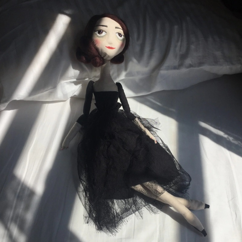Lau đã ngẫu hứng làm con búp bê đầu tiên của mình, Lisa, vào tháng 4/2015 bằng vải vật liệu cô có ở nhà. Ảnh: Ninh Lau Lau đã ngẫu hứng làm con búp bê đầu tiên của mình, Lisa, vào tháng 4/2015 bằng vải vật liệu cô có ở nhà. Ảnh: Ninh Lau