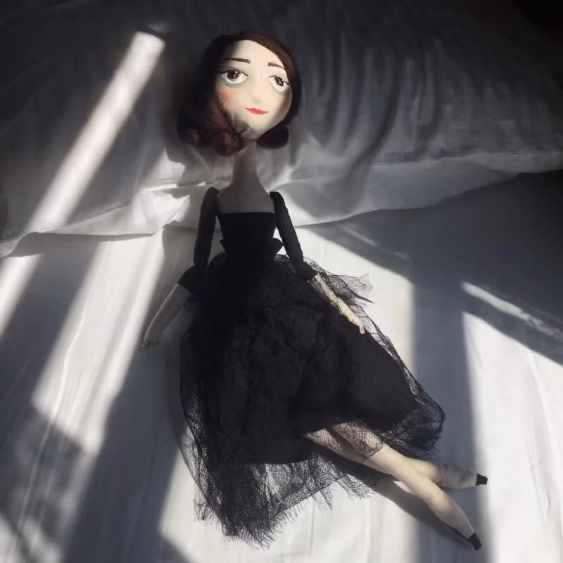 Lau đã ngẫu hứng làm con búp bê đầu tiên của mình, Lisa, vào tháng 4/2015 bằng vải vật liệu cô có ở nhà. Ảnh: Ninh Lau