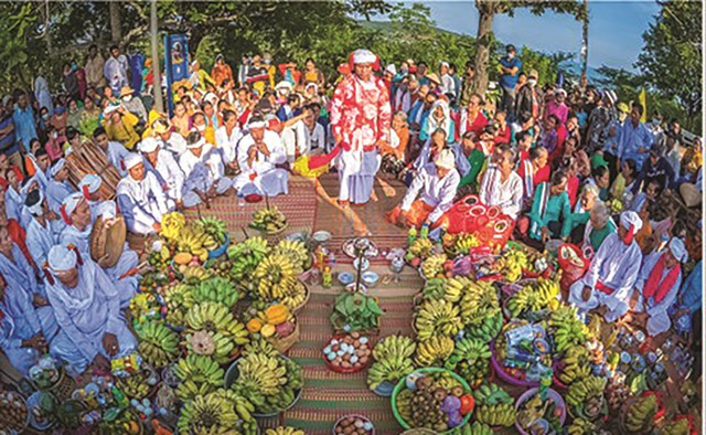 Tác phẩm 'Nghi thức dâng cúng trên đền tháp Po Sah Inư' của Nguyễn Văn Anh. Ảnh: BTC. Tác phẩm 'Nghi thức dâng cúng trên đền tháp Po Sah Inư' của Nguyễn Văn Anh. Ảnh: BTC.