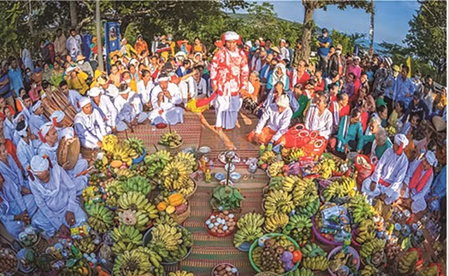 Tác phẩm 'Nghi thức dâng cúng trên đền tháp Po Sah Inư' của Nguyễn Văn Anh. Ảnh: BTC.