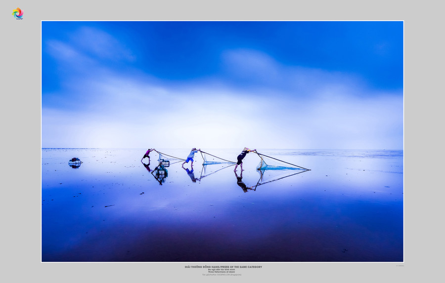 Tác phẩm 'Ba ngư dân lúc bình minh' của Low Eng Siang Eugene (Singapore). Ảnh: BTC. Tác phẩm 'Ba ngư dân lúc bình minh' của Low Eng Siang Eugene (Singapore). Ảnh: BTC.