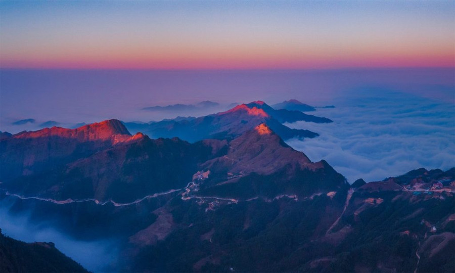 Tác phẩm 'Mẫu Sơn ngày mới' của Chu Văn Minh. Ảnh: BTC. Tác phẩm 'Mẫu Sơn ngày mới' của Chu Văn Minh. Ảnh: BTC.