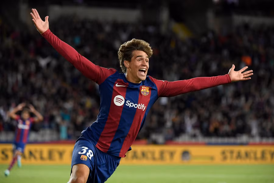 Tiền đạo Marc Guiu ăn mừng bàn thắng đầu tiên tại La Liga.