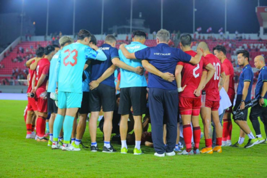 Một cầu thủ Việt Nam bất ngờ đổ gục xuống sân sau trận giao hữu Việt Nam – Hong Kong tối 15/6. Một cầu thủ Việt Nam bất ngờ đổ gục xuống sân sau trận giao hữu Việt Nam – Hong Kong tối 15/6.